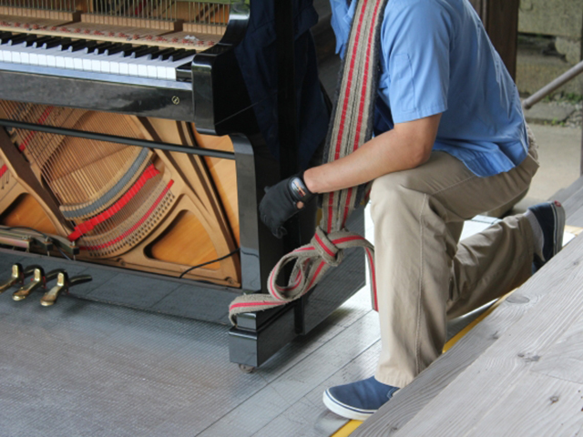 ピアノ搬出作業