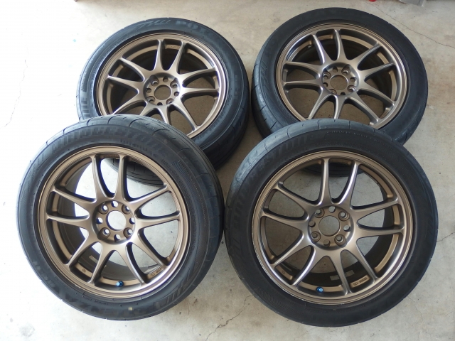 積み上げられた廃タイヤ