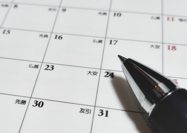 カレンダーを確認する様子