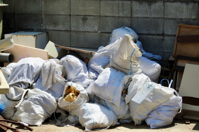 ゴミ回収袋詰め作業