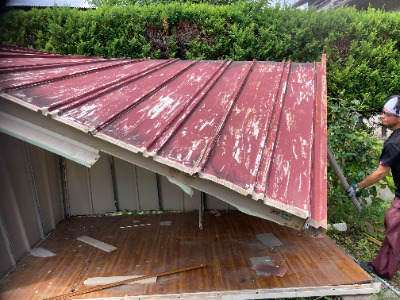 物置解体作業の様子